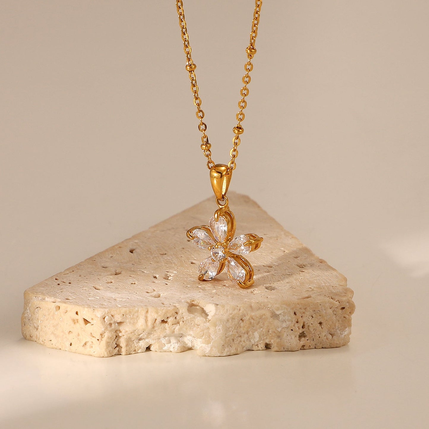 Stainless steel 18k gold-plated white zircon flower pendant necklace